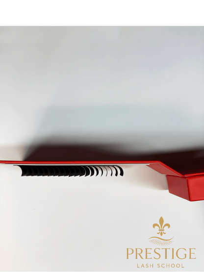 Scatola ciglia Premium Matte Prestige Lash School vista frontale, design rosso con dettagli oro