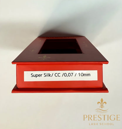 Ciglia opache premium matte su sfondo bianco, focus su struttura e texture naturale

